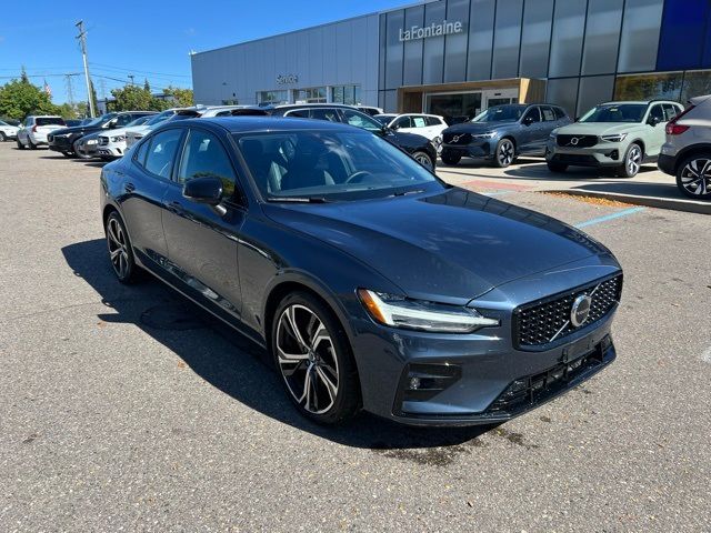 2024 Volvo S60 Plus Dark Theme