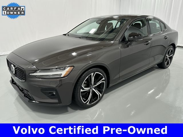 2024 Volvo S60 Plus Dark Theme