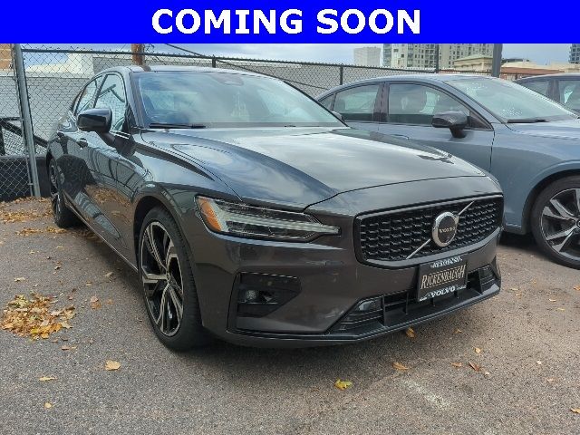 2024 Volvo S60 Plus Dark Theme