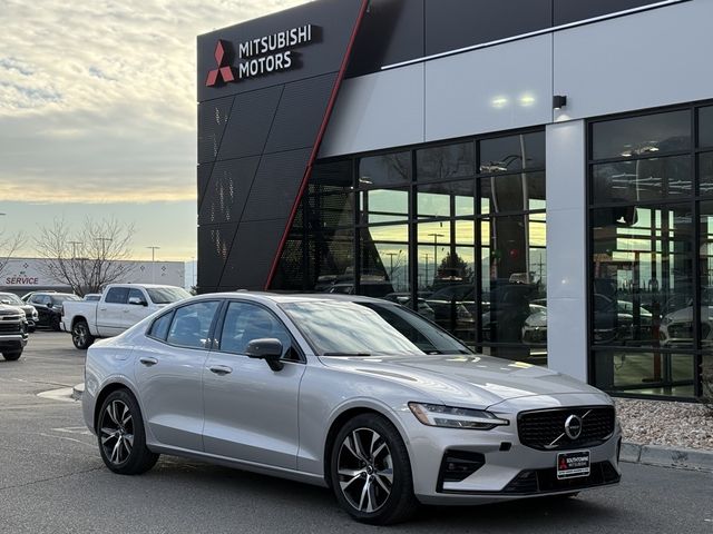 2024 Volvo S60 Plus Dark Theme