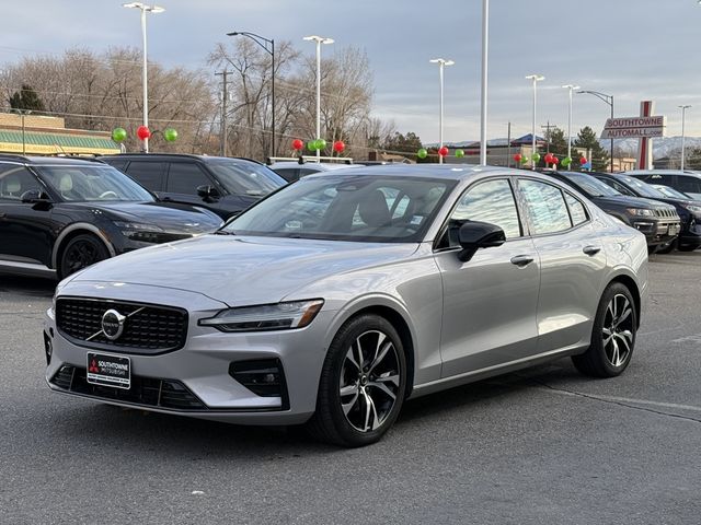 2024 Volvo S60 Plus Dark Theme