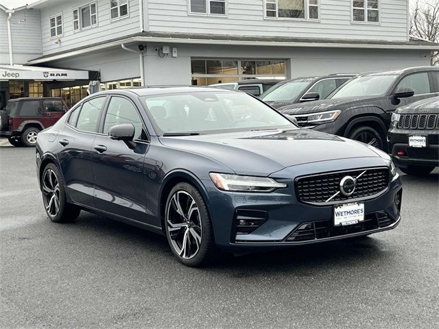 2024 Volvo S60 Plus Dark Theme