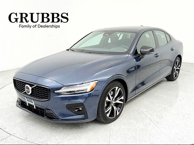 2024 Volvo S60 Plus Dark Theme