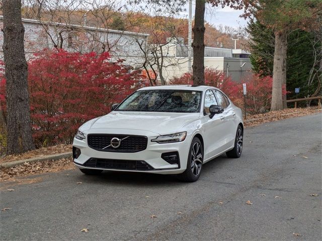 2024 Volvo S60 Plus Dark Theme