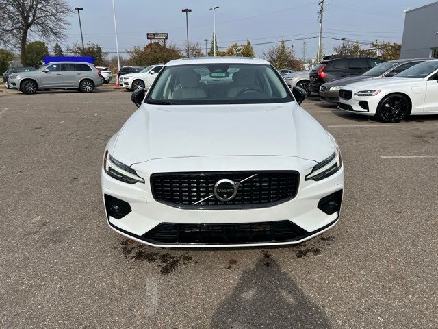 2024 Volvo S60 Plus Dark Theme