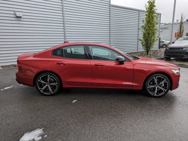 2024 Volvo S60 Plus Dark Theme