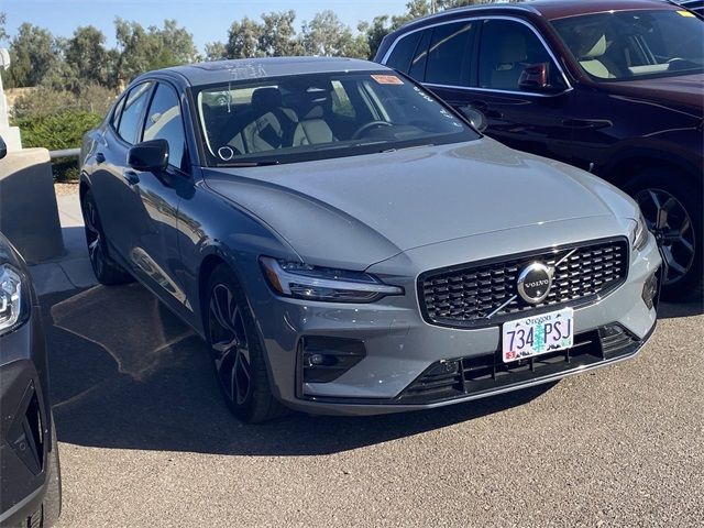 2024 Volvo S60 Plus Dark Theme