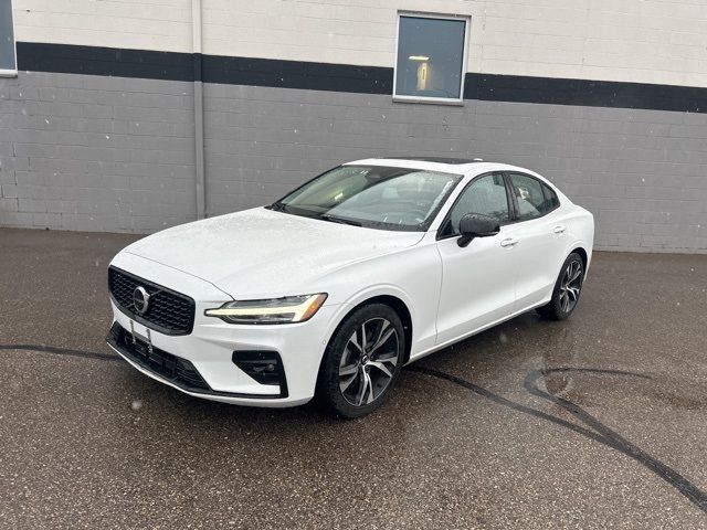 2024 Volvo S60 Plus Dark Theme