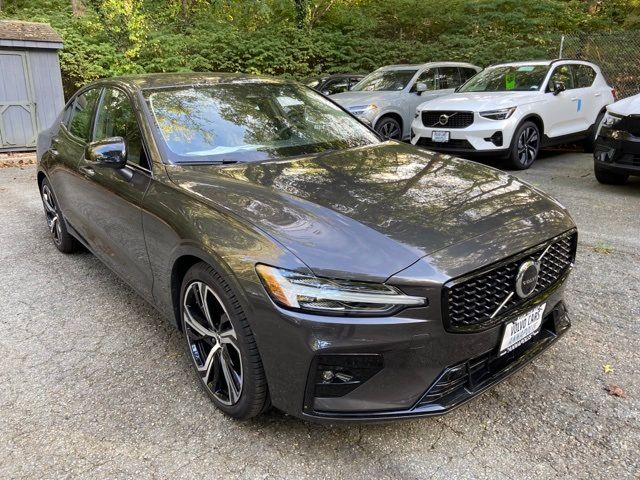 2024 Volvo S60 Plus Dark Theme