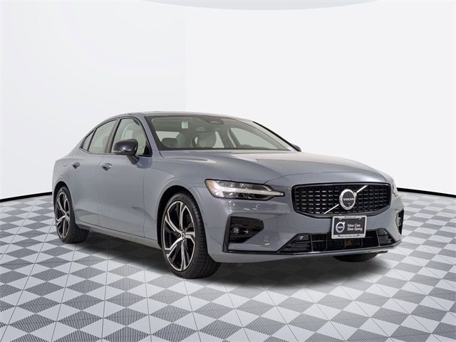 2024 Volvo S60 Plus Dark Theme