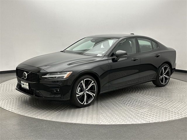 2024 Volvo S60 Plus Dark Theme