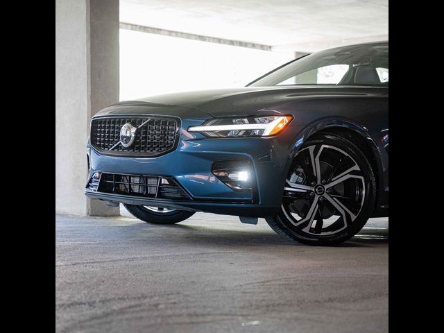 2024 Volvo S60 Plus Dark Theme