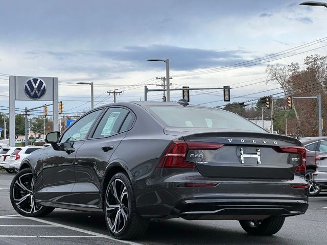 2024 Volvo S60 Plus Dark Theme