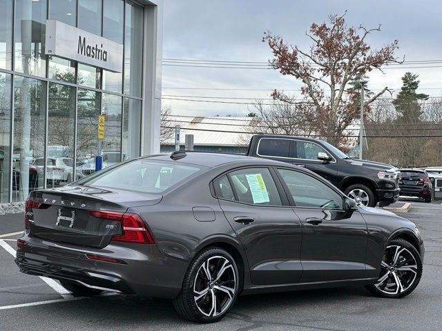 2024 Volvo S60 Plus Dark Theme