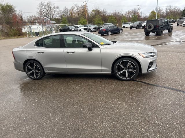 2024 Volvo S60 Plus Dark Theme