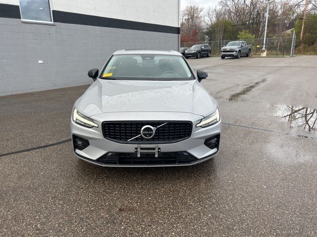 2024 Volvo S60 Plus Dark Theme