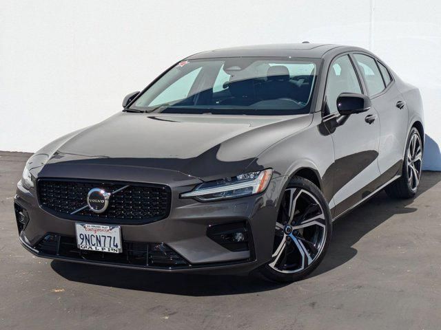 2024 Volvo S60 Plus Dark Theme