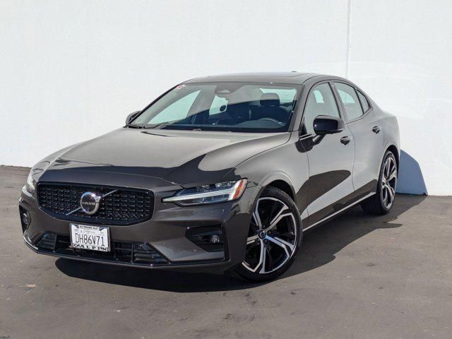 2024 Volvo S60 Plus Dark Theme