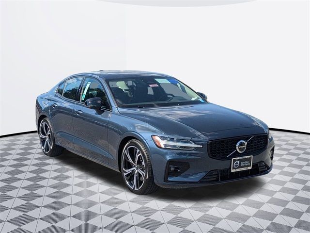 2024 Volvo S60 Plus Dark Theme