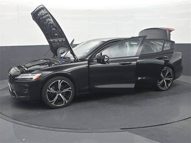 2024 Volvo S60 Plus Dark Theme