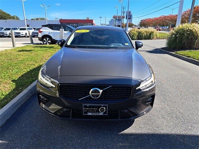 2024 Volvo S60 Plus Dark Theme