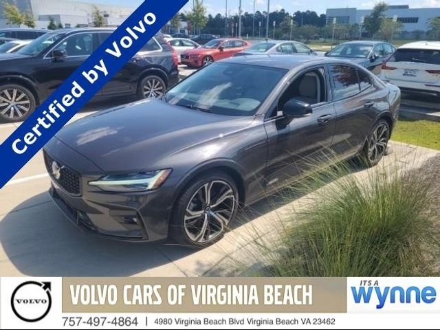 2024 Volvo S60 Plus Dark Theme