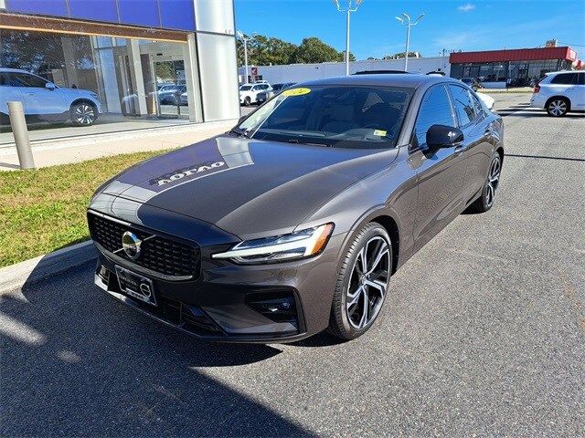 2024 Volvo S60 Plus Dark Theme