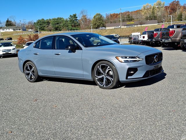 2024 Volvo S60 Plus Dark Theme