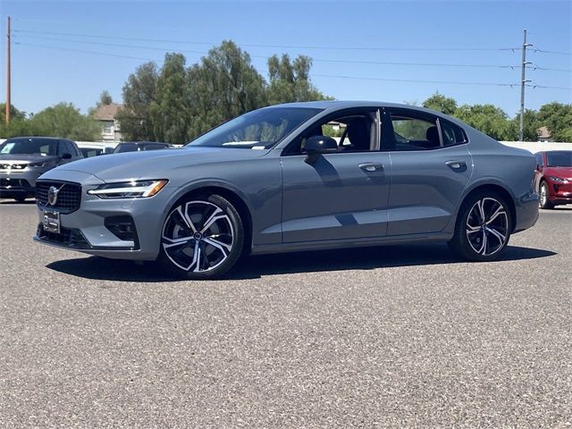 2024 Volvo S60 Plus Dark Theme