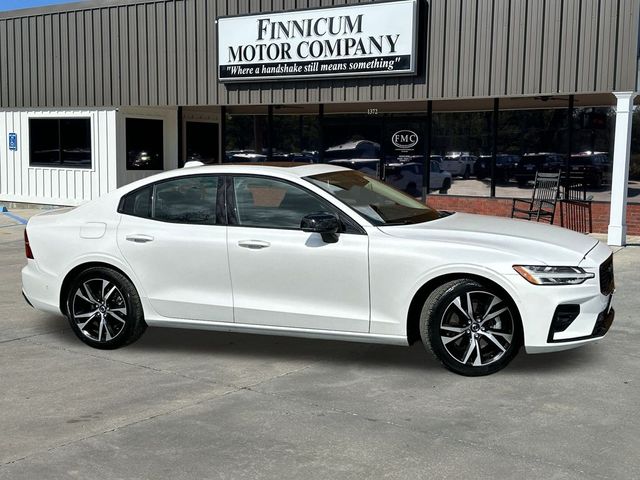 2024 Volvo S60 Plus Dark Theme