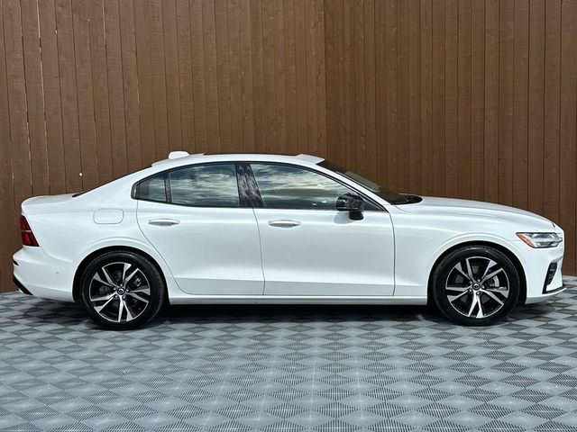 2024 Volvo S60 Plus Dark Theme