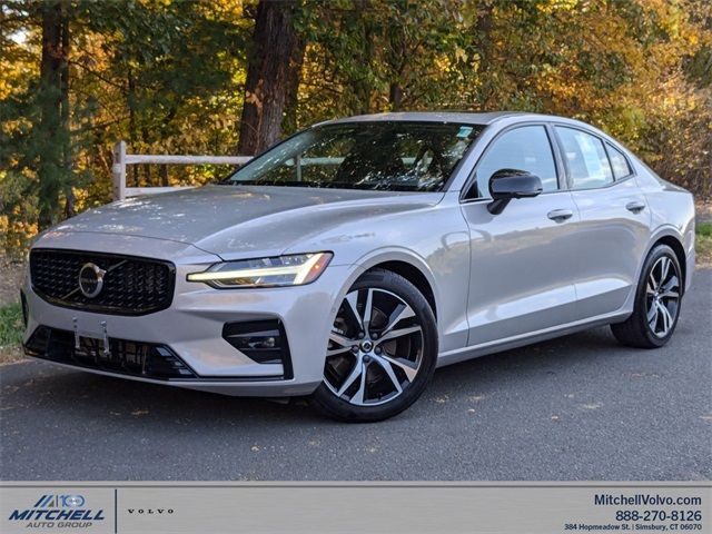 2024 Volvo S60 Plus Dark Theme