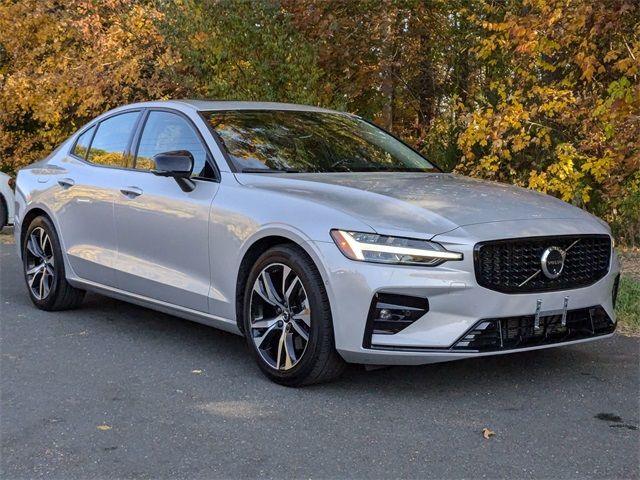 2024 Volvo S60 Plus Dark Theme