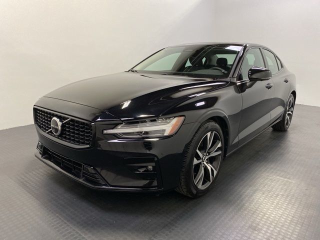 2024 Volvo S60 Plus Dark Theme