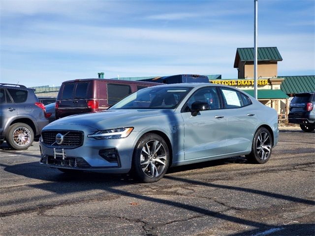 2024 Volvo S60 Plus Dark Theme