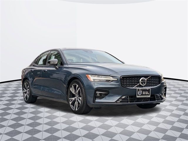 2024 Volvo S60 Plus Dark Theme