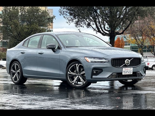 2024 Volvo S60 Plus Dark Theme