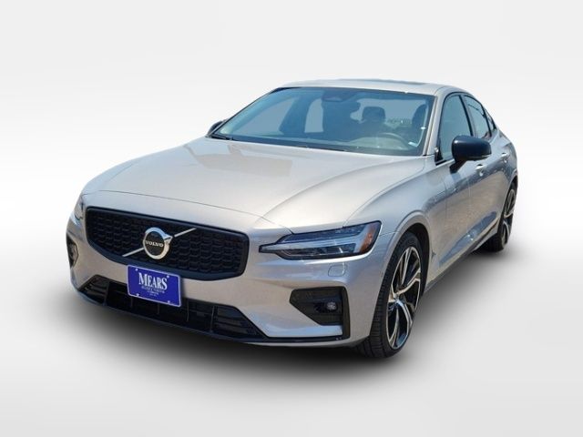 2024 Volvo S60 Plus Dark Theme