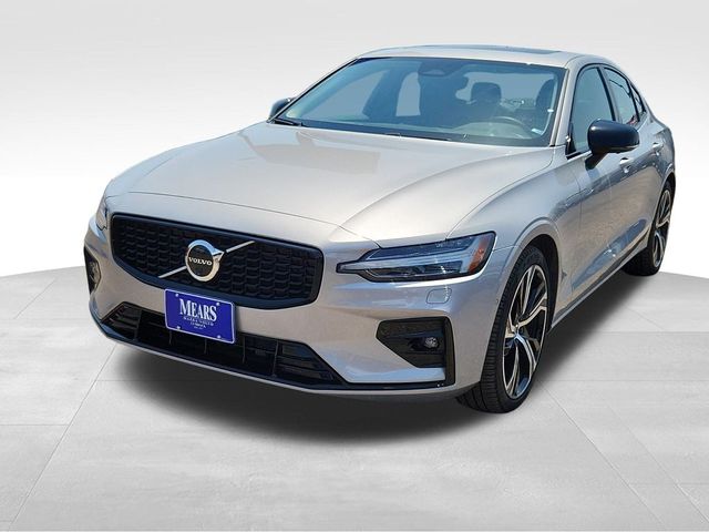 2024 Volvo S60 Plus Dark Theme