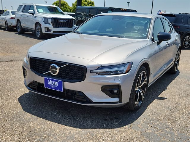 2024 Volvo S60 Plus Dark Theme