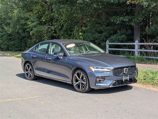 2024 Volvo S60 Plus Dark Theme