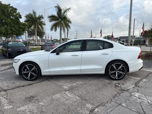 2024 Volvo S60 Plus Dark Theme