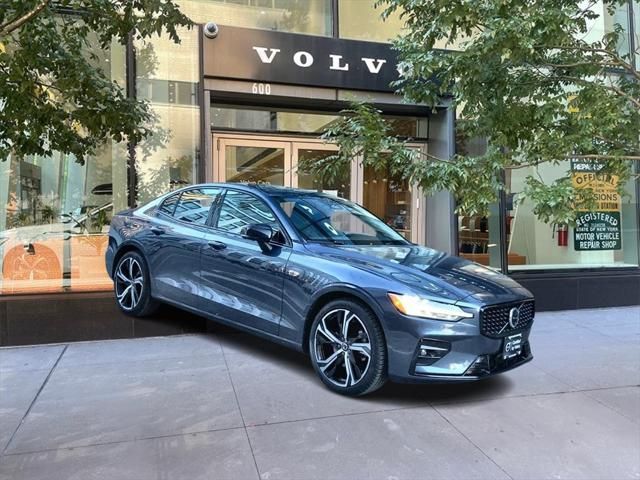 2024 Volvo S60 Plus Dark Theme