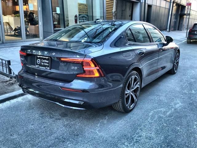 2024 Volvo S60 Plus Dark Theme