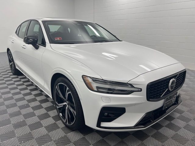 2024 Volvo S60 Plus Dark Theme