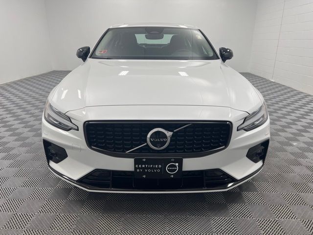 2024 Volvo S60 Plus Dark Theme