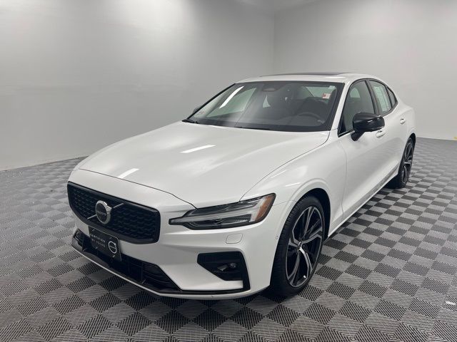 2024 Volvo S60 Plus Dark Theme