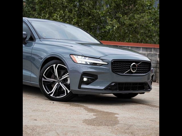 2024 Volvo S60 Plus Dark Theme