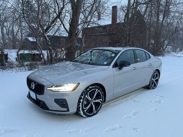 2024 Volvo S60 Plus Dark Theme