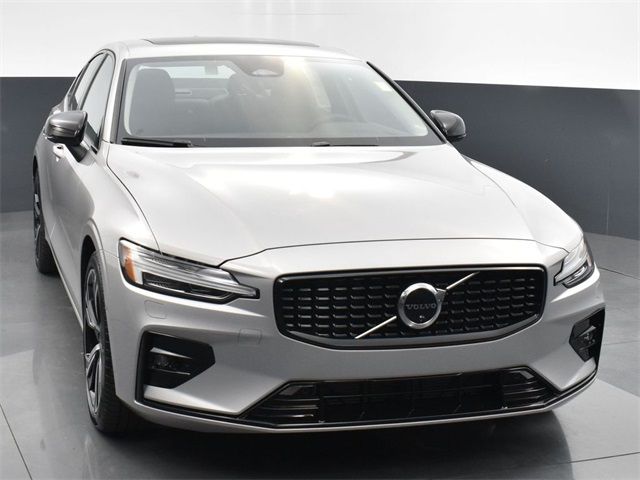 2024 Volvo S60 Plus Dark Theme